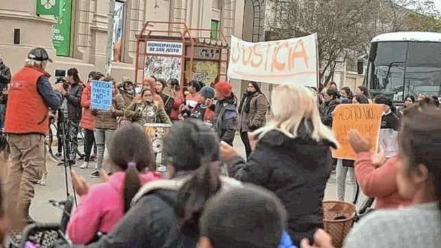 Marcha de vecinos y familiares de la víctima en la ciudad de San Justo.