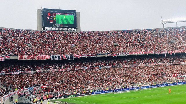 River y Defensa fue suspendido a los 26 minutos por la muerte de un hincha.