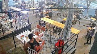 Un tirador se bajó de una moto y trató de disparar contra los clientes de un bar en Rosario
