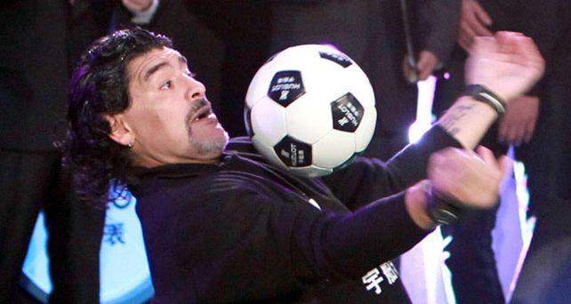 Maradona dice que en Al Wasl el mejor te la devolv&iacute;a con la rodilla