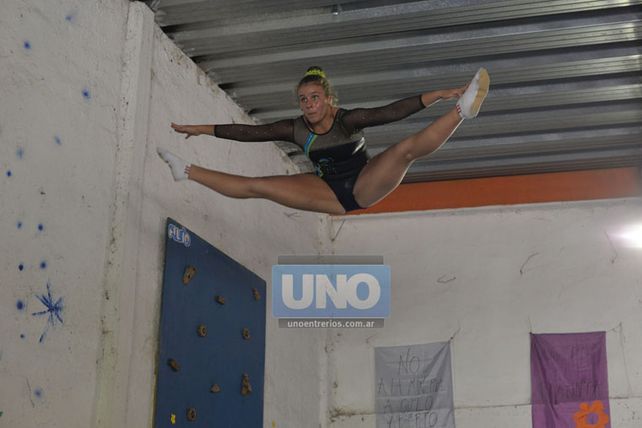 Promesa femenina. Catalina Acevedo es una joven con promesa de seguir creciendo en la especialidad de Trampolín. Ayer hizo sus mejores saltos. (Foto UNO/Mateo Oviedo)