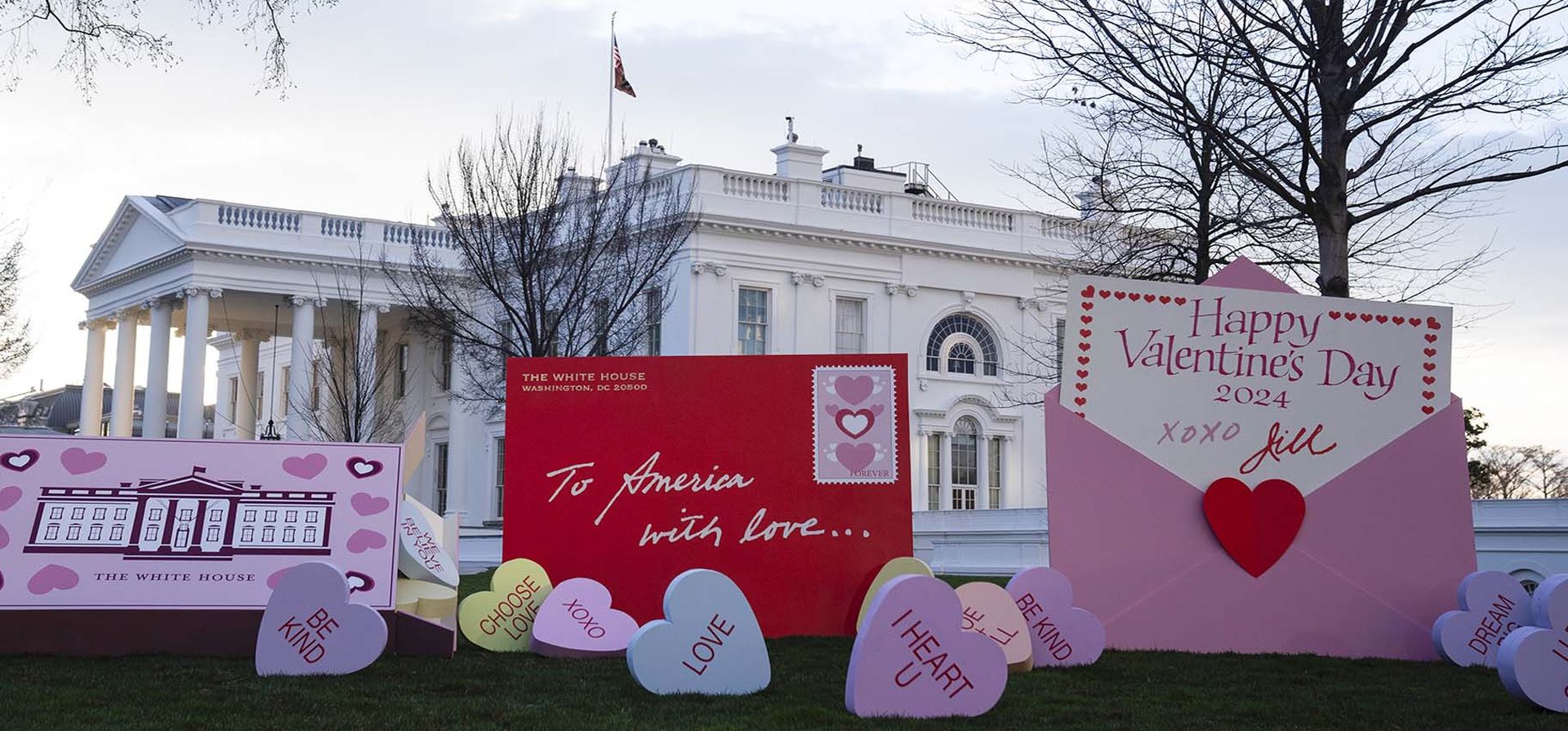 Decoraciones para el Día de San Valentín adornan el césped de la Casa Blanca, el miércoles 14 de febrero de 2024, en Washington. (Foto AP/Evan Vucci) Decoraciones para el Día de San Valentín adornan el césped de la Casa Blanca, el miércoles 14 de febrero de 2024, en Washington. (Foto AP/Evan Vucci)
