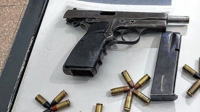 Pistola secuestrada en barrio Centenario.