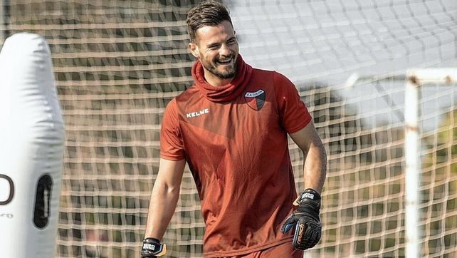 El arquero Ignacio Chicco gana terreno para suplantar a Burián en el arco de Colón ante River en el Monumental.