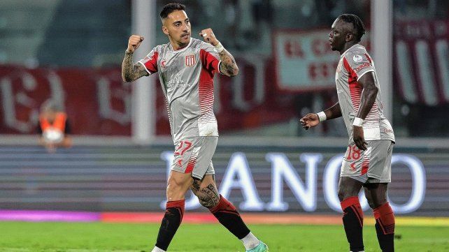 Javier Correa y Edwin Cetré festejan el gol de Estudiantes ante River.
