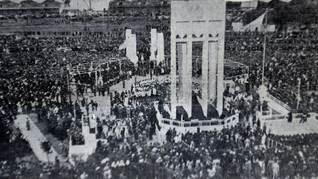 El altar monumental construido en la plaza de Córdoba y 1º de Mayo para festejar la coronación de la Virgen del Rosario en la ciudad.