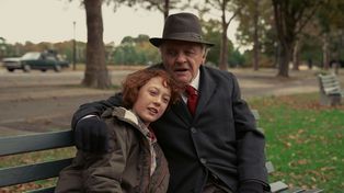 El joven actor Banks Repeta y Anthony Hopkins en El tiempo del Armagedón.