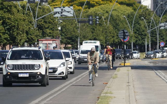 La bicicleta les resulta a los rosarinos más económica