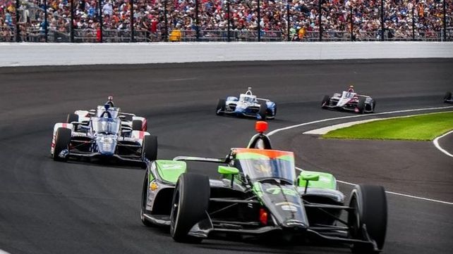 Agustín Canapino se manejó todo en las 500 Millas de Indianápolis pero un exceso en boxes lo privó de un resultado extraordinario.