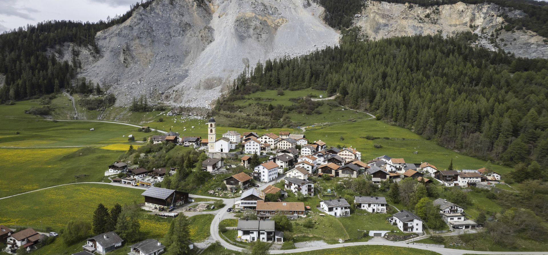Vista del pueblo y el "Brienzer Rutsch", tomada el martes 9 de mayo de 2023, en Brienz-Brinzauls, Suiza. Las autoridades en el este de Suiza ordenaron a los residentes del pequeño pueblo de Brienz que evacuen el viernes por la noche porque los expertos en geología dicen que una masa de 2 millones de metros cúbicos de roca alpina que se cierne sobre su cabeza podría desprenderse y derramarse en las próximas semanas. (Gian Ehrenzeller/Keystone vía AP)