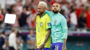 Neymar y Dani Alves en uno de los momentos que vivieron juntos en la selección de Brasil.