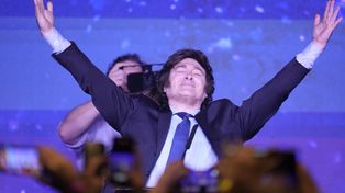 Milei. El líder de La Libertad Avanza disfruta del éxito, pero deberá ampliar el caudal de respaldos.