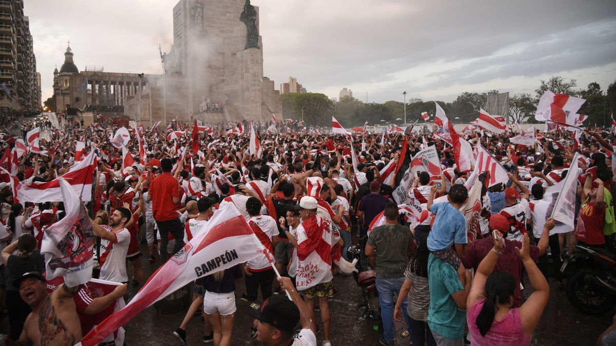 Los hinchas de River festejaron en el Monumento