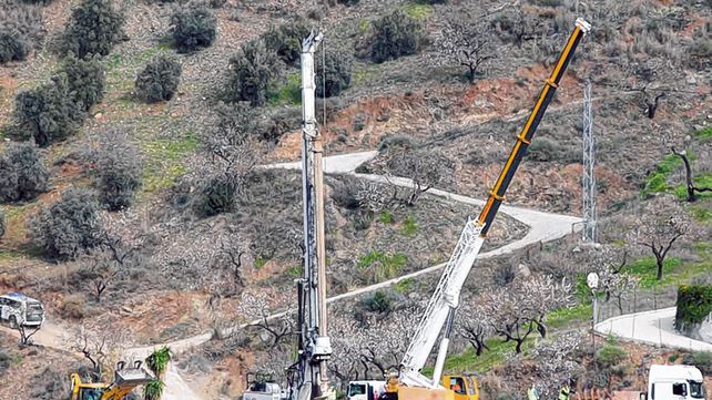 a full. La perforadora y una grúa de enormes dimensiones terminaron anoche el túnel paralelo al pozo.