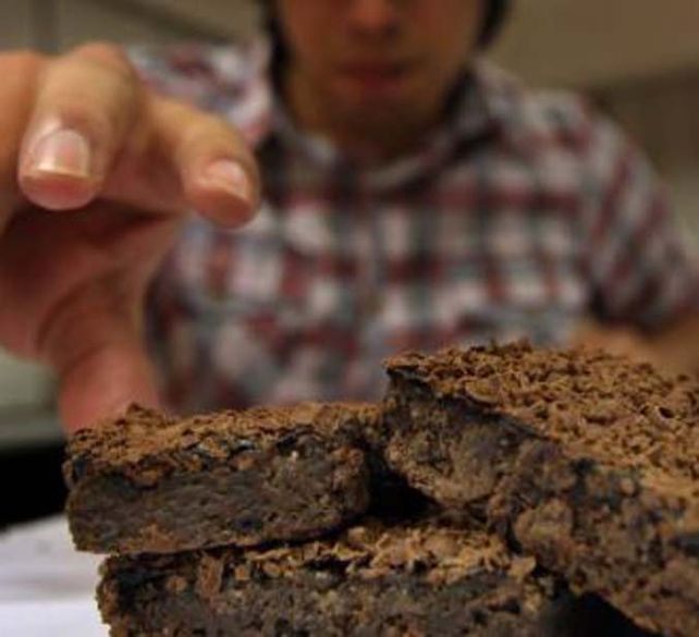 Bocado. Todos los universitarios que comieron los brownies se descompusieron.