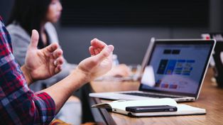 La OMS afirma que trabajar más de 55 horas semanales aumenta el riesgo de muerte
