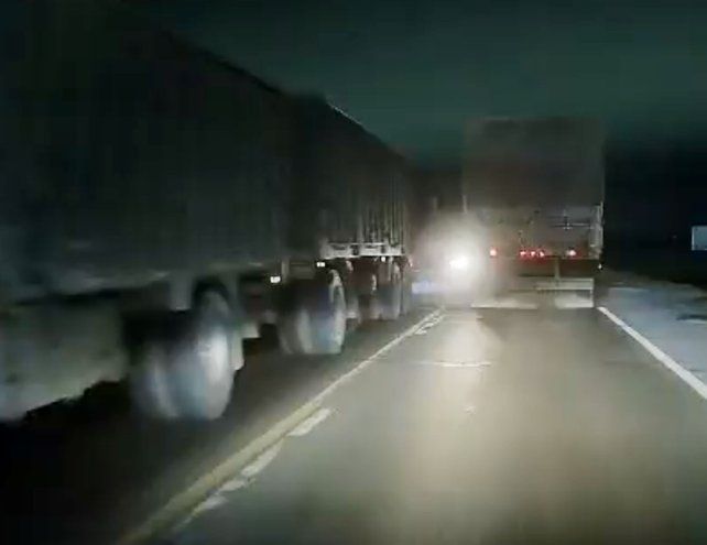 Un video muestra el momento del choque múltiple en la ruta 18