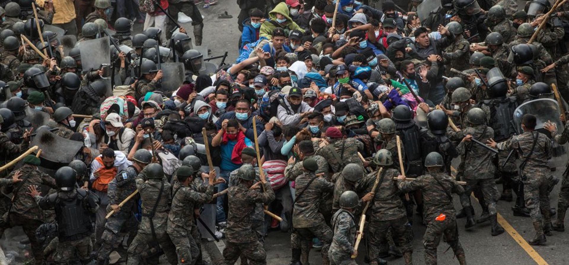 Soldados guatemaltecos detienen y golpean a migrantes hondureños en la ciudad de Chiquimula. El Gobierno de Guatemala ha intentado frenar el avance de las caravanas. Foto: EFE