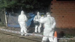 Muerte violenta que se investiga como un posible homicidio. Un hombre de 39 años fue hallado por vecinos tendido en una vereda de barrio General Alvaer con la cabeza ensangrentada.&nbsp;