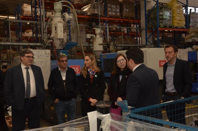 Batakis y otras autoridades del Banco Nación recorrieron la planta industrial de Liliana en Rosario.