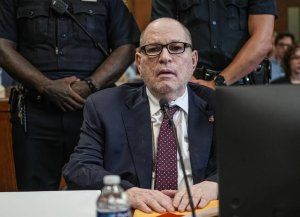 Condenaron a 15 años de prisión al productor de Hollywood Harvey Weinstein
