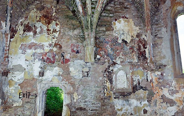 Las huellas. La pared con vestigios de la imagen de Jesús y los apóstoles.