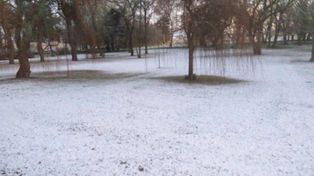 Una ola de frío cubre al país y nevó en Necochea 