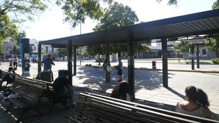 Crónica de una mañana sin colectivos en una ciudad donde lo inesperado se volvió rutina