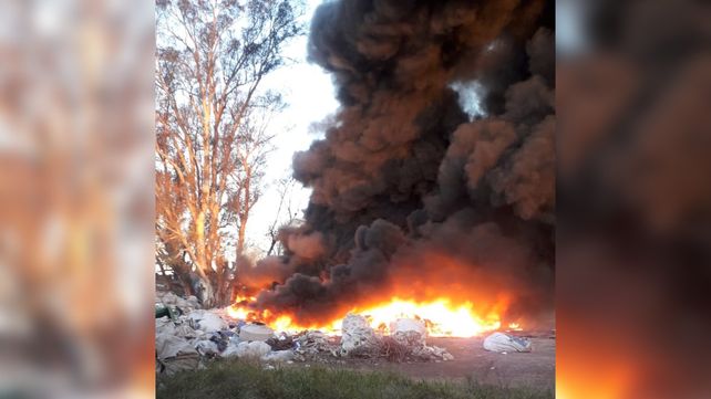 Un incendio en Villa Gobernador Gálvez generó una columna de humo que se vio desde Rosario