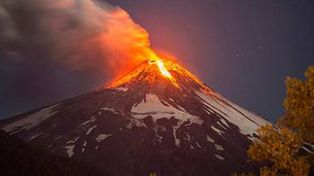 Las imágenes del volcán chileno que entró en erupción y provocó un alerta roja