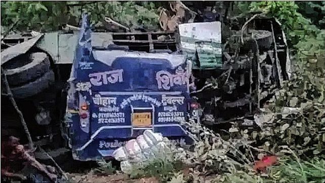 Más de 22 muertos en India al caer un autobús al vacío