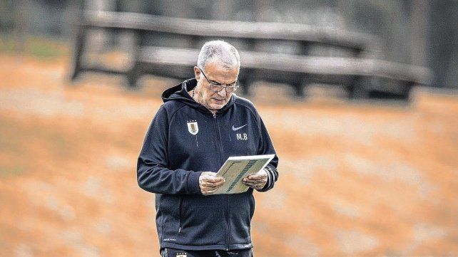 Marcelo Bielsa cuestionado en Uruguay.