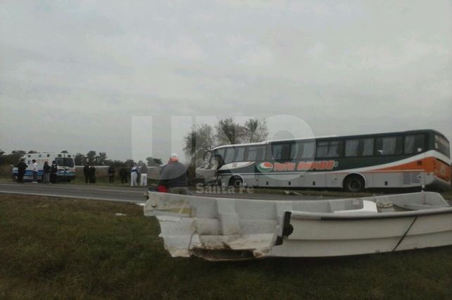 Choque entre un colectivo y una camioneta en Barrio Caima