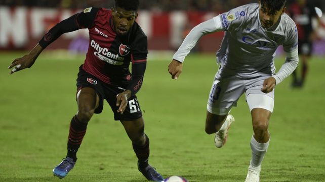 Newells lo definió sobre el cierre con un golazo de Mosquera