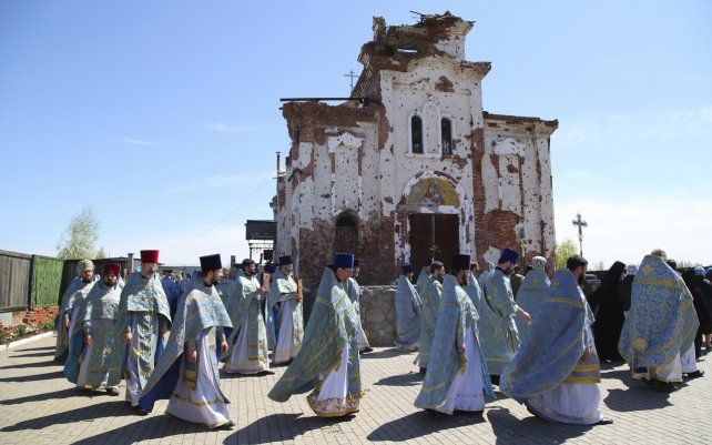 Sacerdotes asisten a una procesión religiosa que celebra la Pascua ortodoxa en el Monasterio Iversky, de la Iglesia Ortodoxa Ucraniana (Patriarcado de Moscú) dañado por bombardeos, en las afueras de Donetsk, Ucrania.
