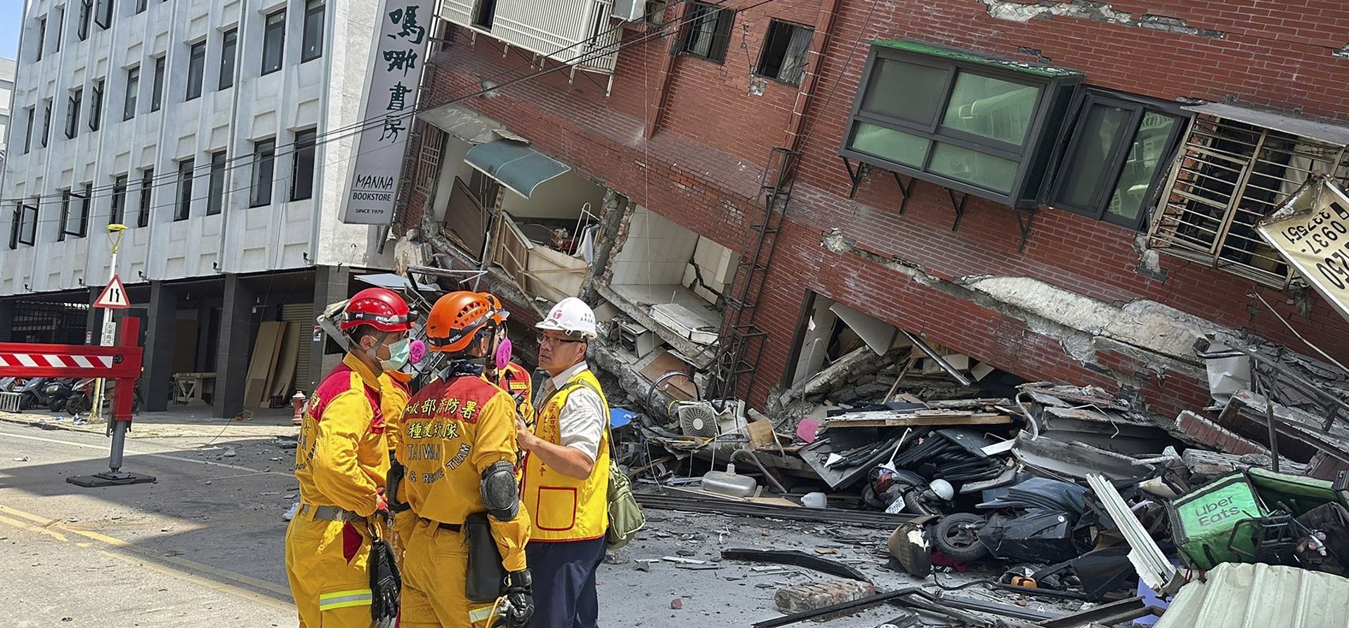 Miembros de un equipo de búsqueda y rescate se preparan afuera de un edificio inclinado después de un terremoto en Hualien, al este de Taiwán, el miércoles 3 de abril de 2024. (Agencia Nacional de Bomberos de Taiwán vía AP) Miembros de un equipo de búsqueda y rescate se preparan afuera de un edificio inclinado después de un terremoto en Hualien, al este de Taiwán, el miércoles 3 de abril de 2024. (Agencia Nacional de Bomberos de Taiwán vía AP)