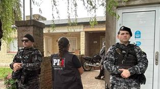 Tres detenidos por narcotráfico y el secuestro de drogas, dinero, teléfonos, una moto robada y un arma de fuego fueron el resultado de una serie de allanamientos registrados en las localidades de Venado Tuerto y Wheellright