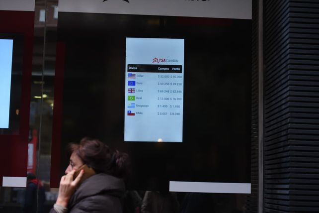El dólar cerró a 59,5 en la city rosarina tras una jornada marcada por la tensión