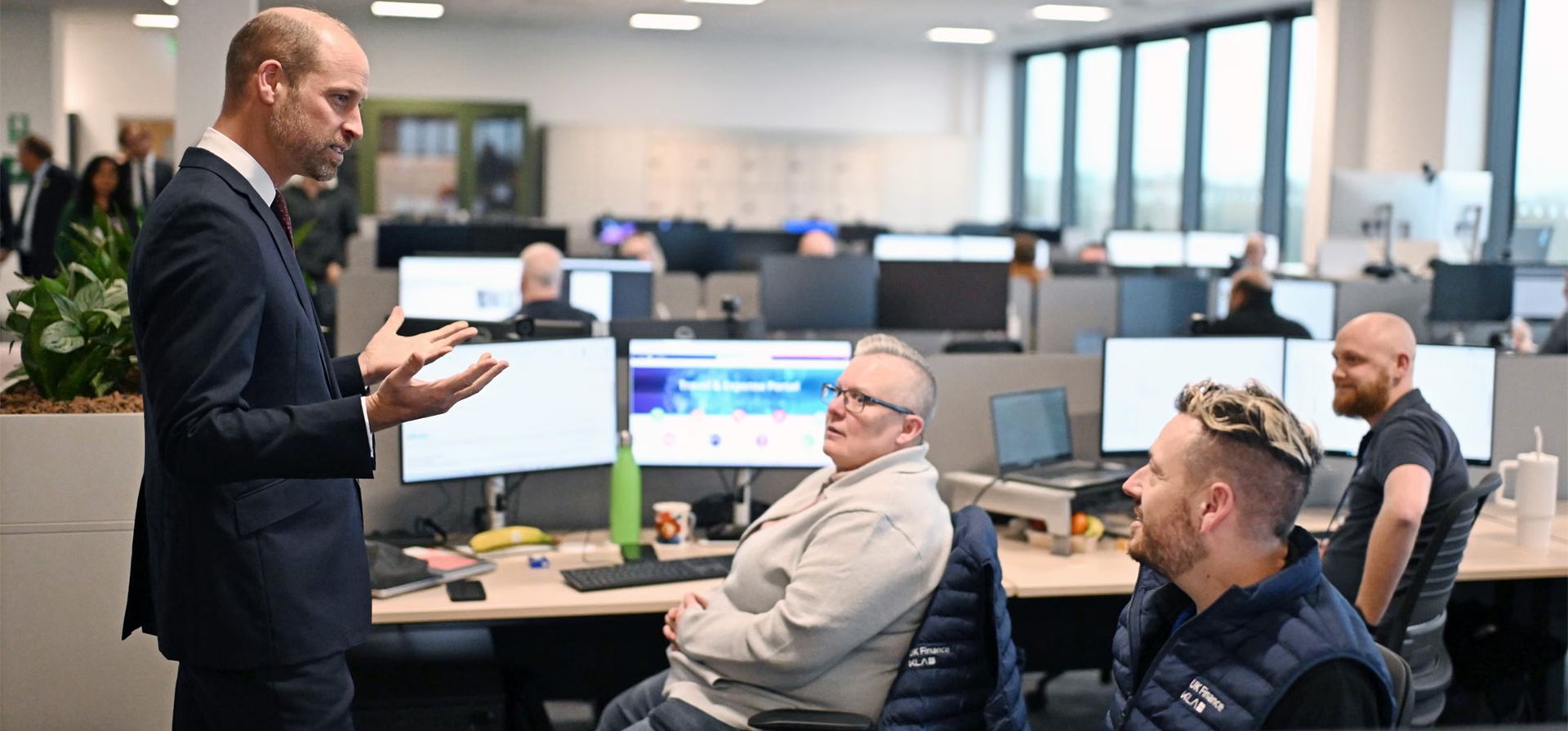 El Príncipe de Gales se reúne con empleados en una fábrica de equipos de semiconductores recién inaugurada, Newport, Reino Unido. Fotografía: Matthew Horwood/PA El Príncipe de Gales se reúne con empleados en una fábrica de equipos de semiconductores recién inaugurada, Newport, Reino Unido. Fotografía: Matthew Horwood/PA