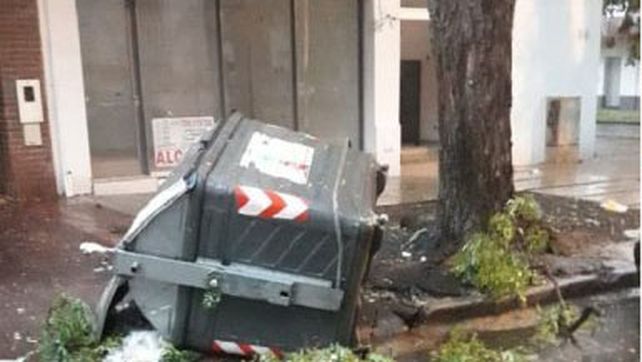Una cola de tornado afecto al menos 10 cocheras y vehículos en barrio Paraná II