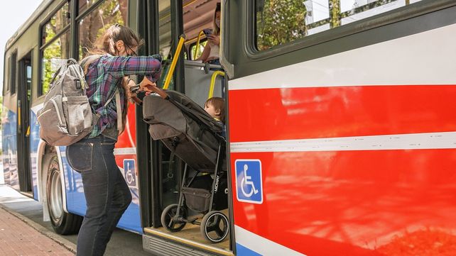 Los bebés se podrán llevar en los colectivos en sus cochecitos según determinó el Ministerio de Transporte