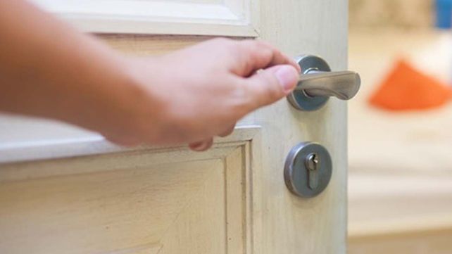 Llegó de vacaciones y encontró a dos ladrones en su sillón haciendo algo insólito