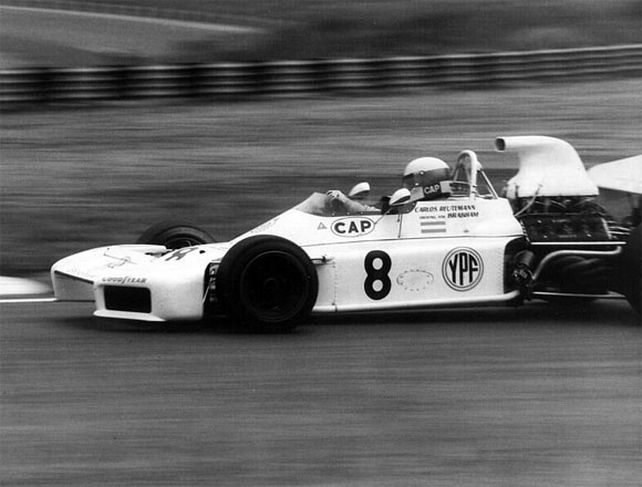 El Brabham BT34, rumbo a la victoria en el primer GP de Brasil en Interlagos.