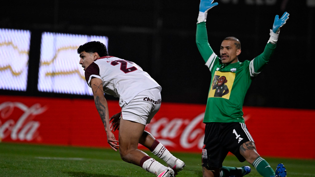 Alan Wilk ya definió ante Arce para señalar uno de los goles del triunfo de Lanús.