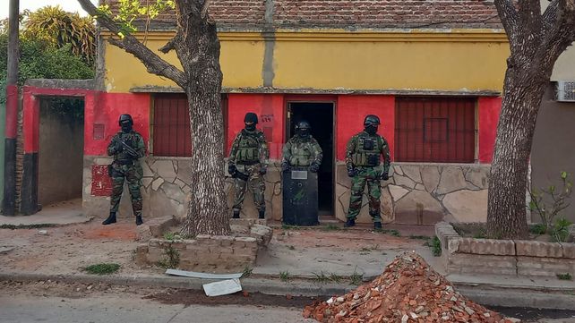 Por el apriete a jugadores de Colón detuvieron al vice Horacio Darrás y al líder de la barra, Nano Leiva