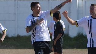 Lucas Aranda tenía 22 años, un bebé de dos meses y jugaba al fútbol en Capitán Bermúdez. Fue asesinado a balazos en Granadero Baigorria.