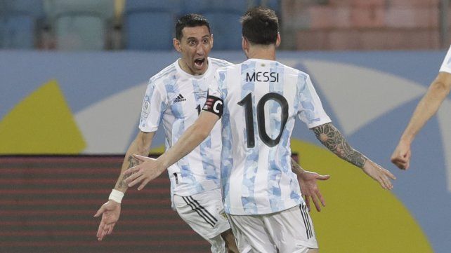 Los rosarinos Lionel Messi y Ángel Di María celebran el tercer gol y la clasificación a semifinales ante Colombia. AP Photo / Eraldo Peres