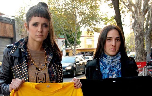 Estefanía Miguel (izquierda) y una amiga