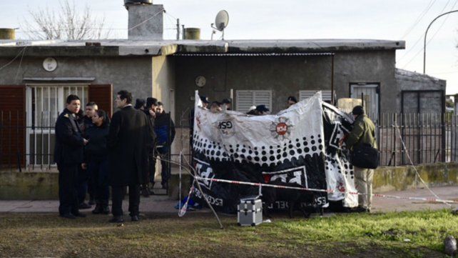 Un policía que llevaba a su hijo a la escuela se resistió a un asalto y mató a un ladrón