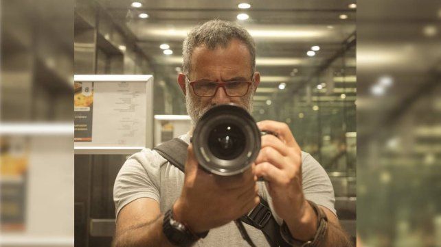 Emiliano García es fotógrafo y desde hace dos años vive en Paraná. Comenzó contando historias callejeras mediante un click y ahora promueve cadenas de favores